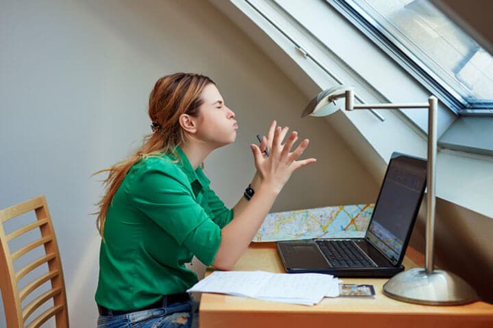 Seitenansicht einer freiberuflichen Frau, die von zu Hause aus arbeitet, sich über ihre harte Arbeit ärgert, negative Einstellung,