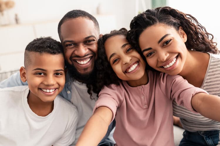 Eine glückliche Familie im Wohnzimmer.