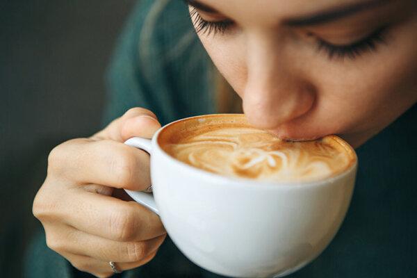 Nahaufnahme einer jungen Frau, die Kaffee trinkt.