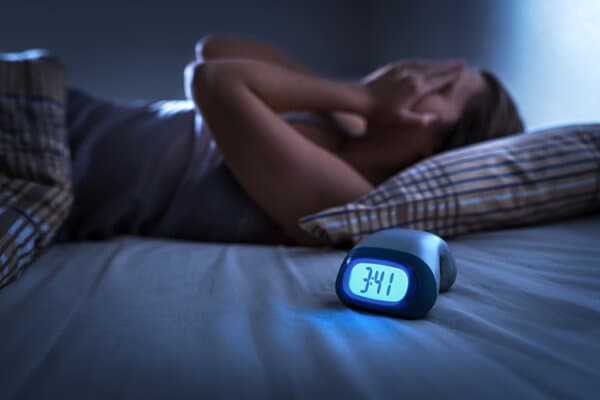 frau-im-bett-schlafprobleme-adobestock_259715807
