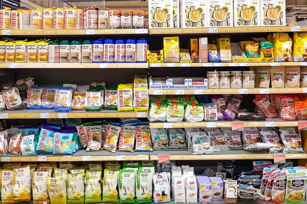 Speziell glutenfreie Lebensmittel sind oft alles andere als gesund. Besser ist ein Schwerpunkt etwa auf Hafer, der gegessen werden kann sobald eine Remission da ist.